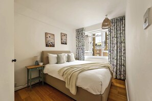2 slaapkamers, een bureau, een strijkplank/strijkijzer, wifi