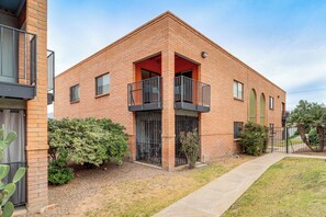Interior - Pool Access! Quiet Condo, 2 Mi to Reid Park (Tucson)