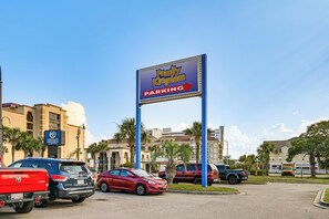 A parking sign for Family Kingdom with a clear view of the surrounding buildings and parked vehicles. - Walk to Family Kingdom! Condo w/ Pool + Balcony (Myrtle Beach)
