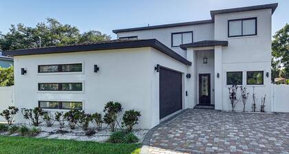 Private Yard & Covered Patio: Modern Tampa Getaway