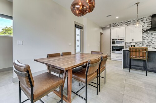 Private Yard & Covered Patio: Modern Tampa Getaway