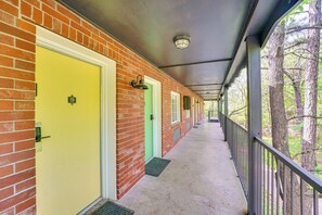Interior - Walk to Trolley Stop! Cozy Eureka Springs Escape (Eureka Springs)