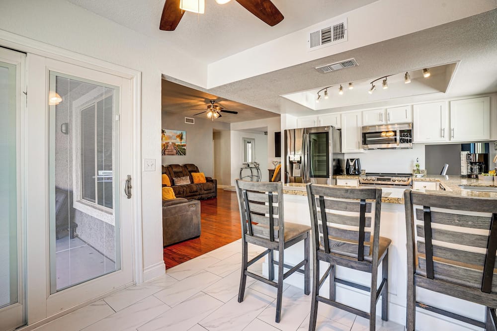 Heart of West Valley! Family Home w/ Yard & Patio - Peoria, AZ