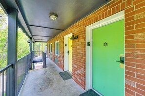Interior - Cozy Couples Getaway! 1 Mi to Dtwn Eureka Springs (Eureka Springs)