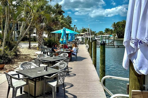Waterfront Luxury Remodeled Studio! Pool Tiki Bar