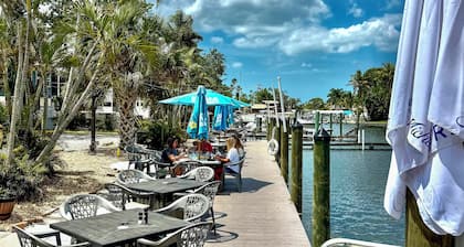 Waterfront Luxury Remodeled Studio! Pool Tiki Bar