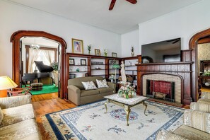 Interior - Historic Victorian Cottage, 1 Mi to Niagara Falls (Niagara Falls)