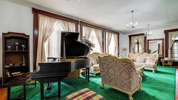 House (6 Bedrooms) | Interior