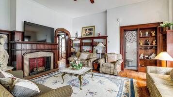 House (6 Bedrooms) | Interior