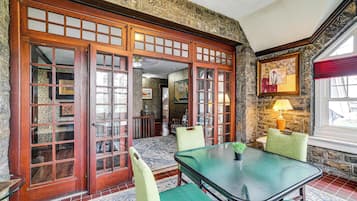 House (6 Bedrooms) | Interior