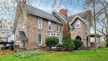 House (6 Bedrooms) | Interior