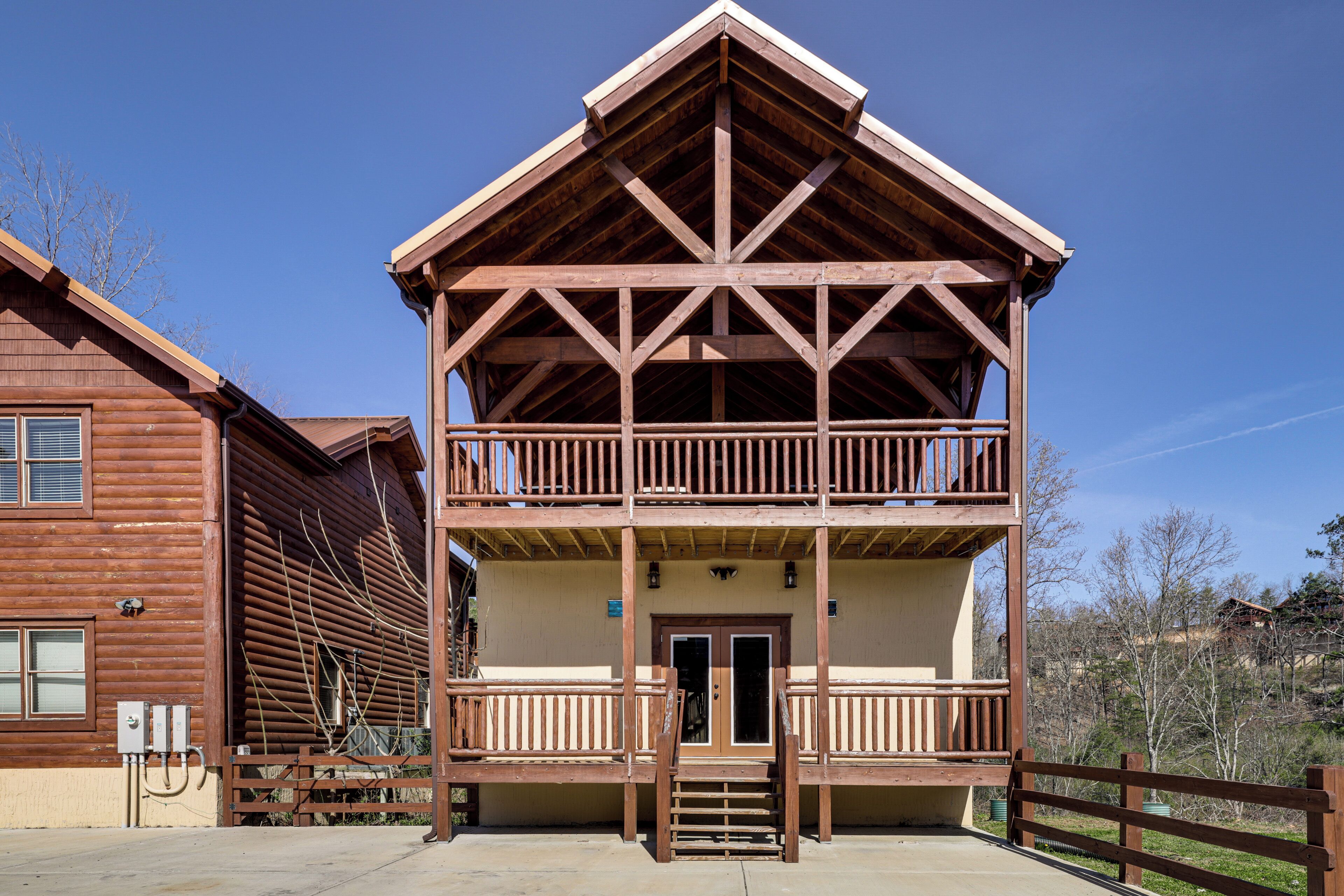 Un bâtiment en bois à deux étages, doté d’un balcon, d’une porte et d’un escalier menant à l’entrée.
