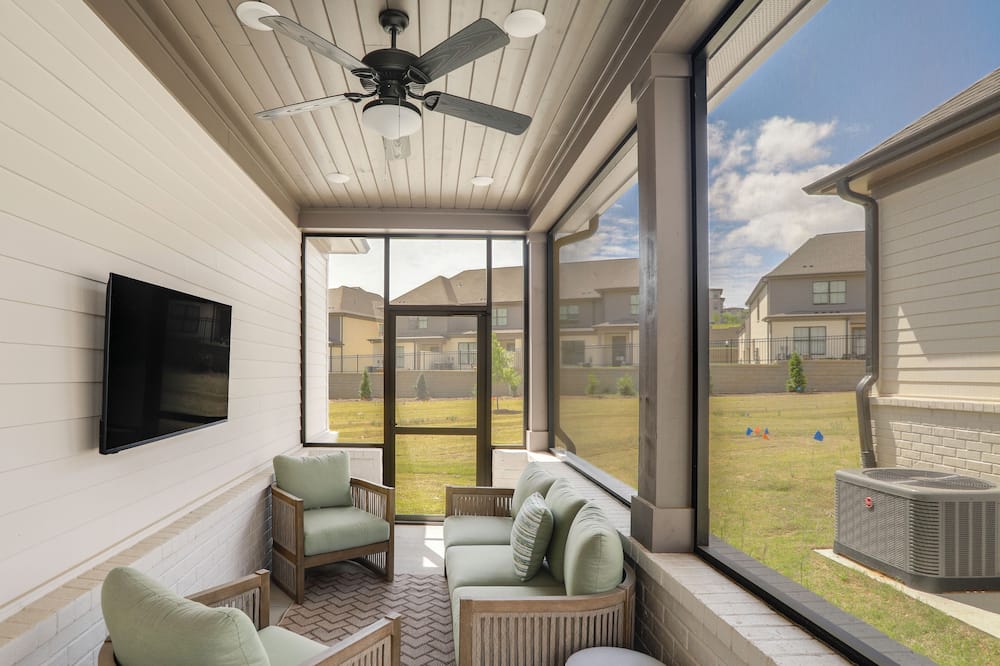 2 Mi to Dtwn! Newly Built Oxford Retreat w/ Porch - Panola County, MS