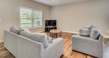 Walk to Cumberland County Playhouse! Modern Home