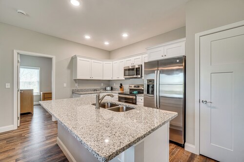 Walk to Cumberland County Playhouse! Modern Home
