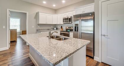 Walk to Cumberland County Playhouse! Modern Home