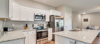 Walk to Cumberland County Playhouse! Modern Home