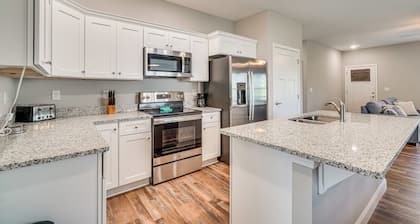 Walk to Cumberland County Playhouse! Modern Home