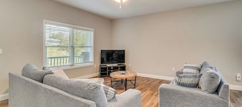Walk to Cumberland County Playhouse! Modern Home