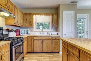 Interior - Mtn View & On-site Trails! Rural Bybee Retreat (Bybee)