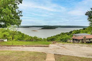 A lakeside property with a house, a dock, and a grassy area. - Boating & Fishing Basecamp! Lake Norfork Views (Mountain Home)