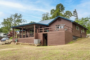 A log cabin with a covered porch, a small front entrance, and a sloped roof. - Boating & Fishing Basecamp! Lake Norfork Views (Mountain Home)
