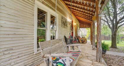 Walk to Granbury Square & Beach! 'texas Cottage'