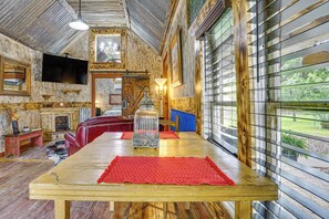 Interior - Walk to Granbury Square & Beach! 'texas Cottage' (Granbury)
