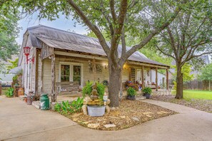 Interior - Walk to Granbury Square & Beach! 'texas Cottage' (Granbury)