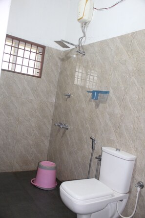 Standard Villa, Garden View | Bathroom | Shower, towels, soap, shampoo