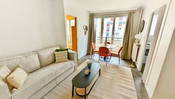 Apartemen Comfort, balkon, pemandangan kota | Area keluarga