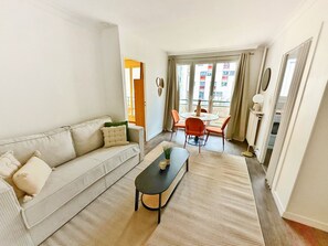 Appartement Confort, balcon, vue ville | Coin séjour