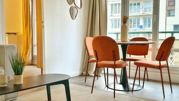 Apartemen Comfort, balkon, pemandangan kota | Tempat makan