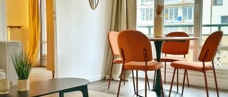 Appartement Confort, balcon, vue ville | Restauration