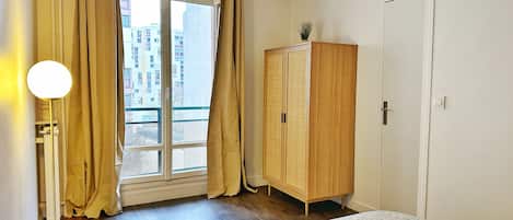 คอมฟอร์ทอพาร์ทเมนท์, ระเบียง, วิวเมือง | เตารีด/โต๊ะรีดผ้า, Wi-Fi ฟรี