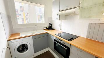 Apartemen Comfort, balkon, pemandangan kota | Dapur pribadi