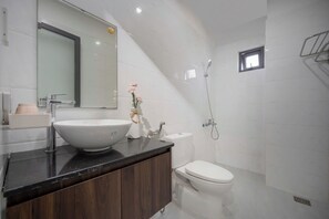 Deluxe Double Room, 1 Queen Bed, Balcony | Bathroom - Happy House (Ngu Hanh Son)