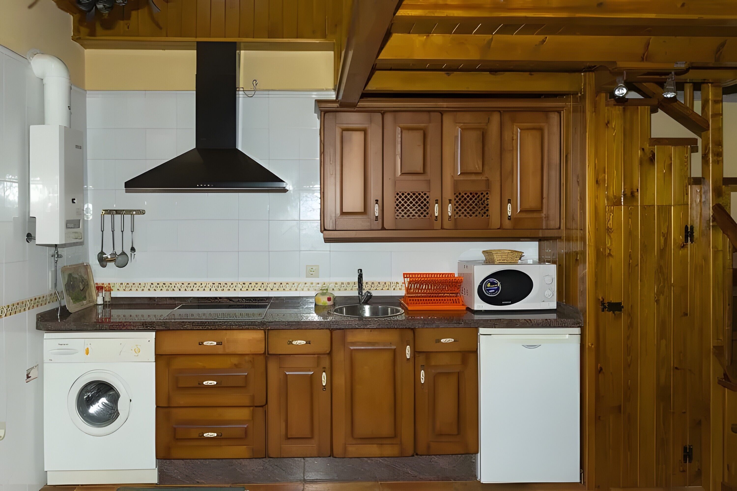 Frigorífico, microondas, placa de cocina y cafetera o tetera