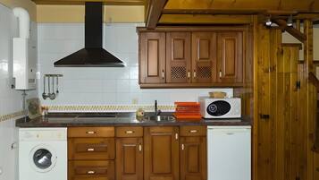 Frigorífico, microondas, placa de cocina y cafetera o tetera