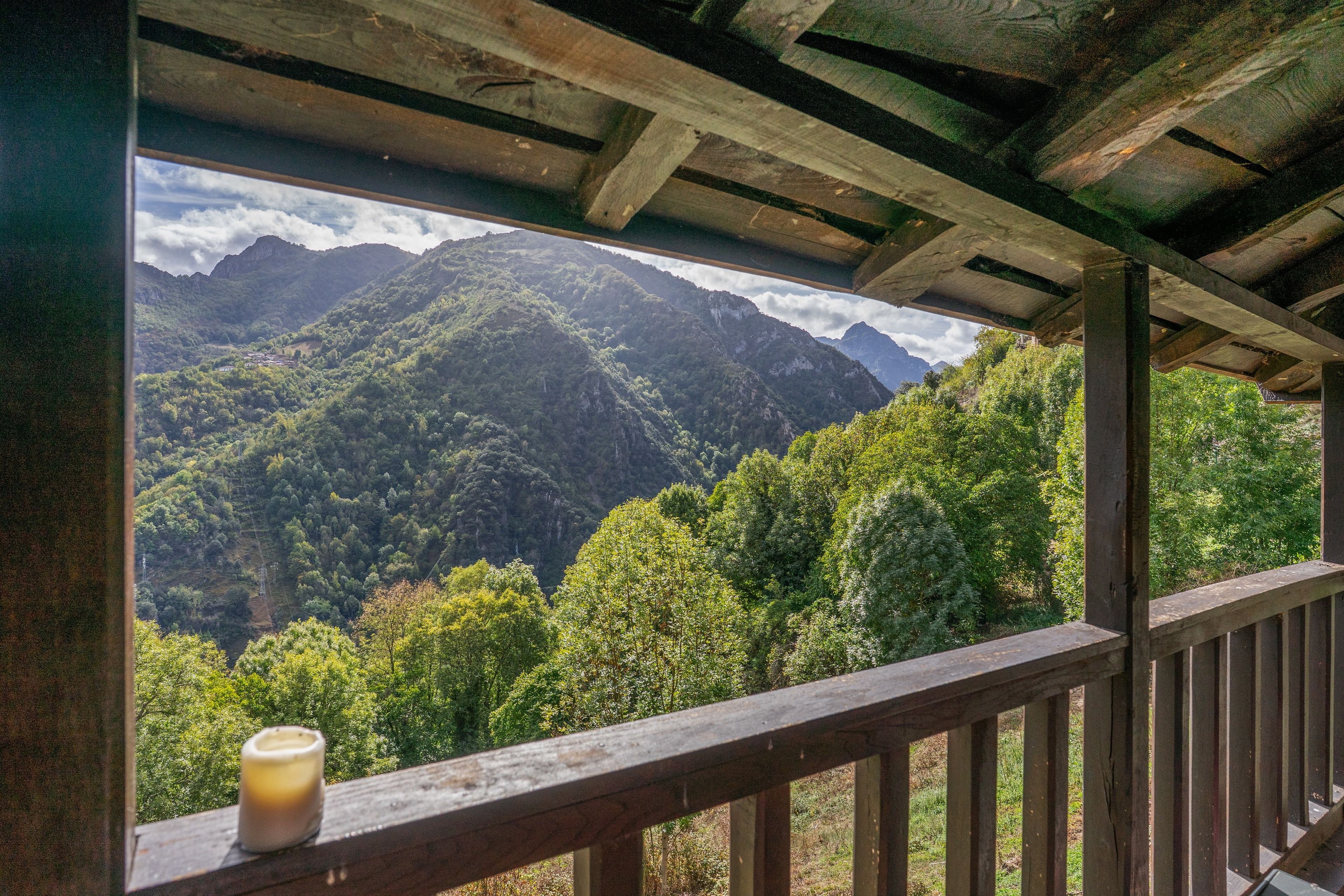 Ein Holzbalkon mit Blick auf eine gebirgige Landschaft.