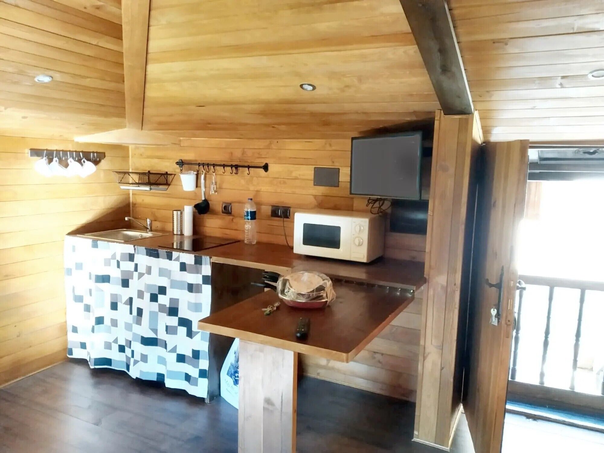 Frigorífico, microondas, placa de cocina y cafetera o tetera