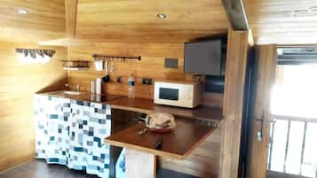 Frigorífico, microondas, placa de cocina y cafetera o tetera
