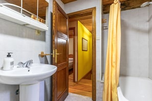 Douche, sèche-cheveux, serviettes fournies