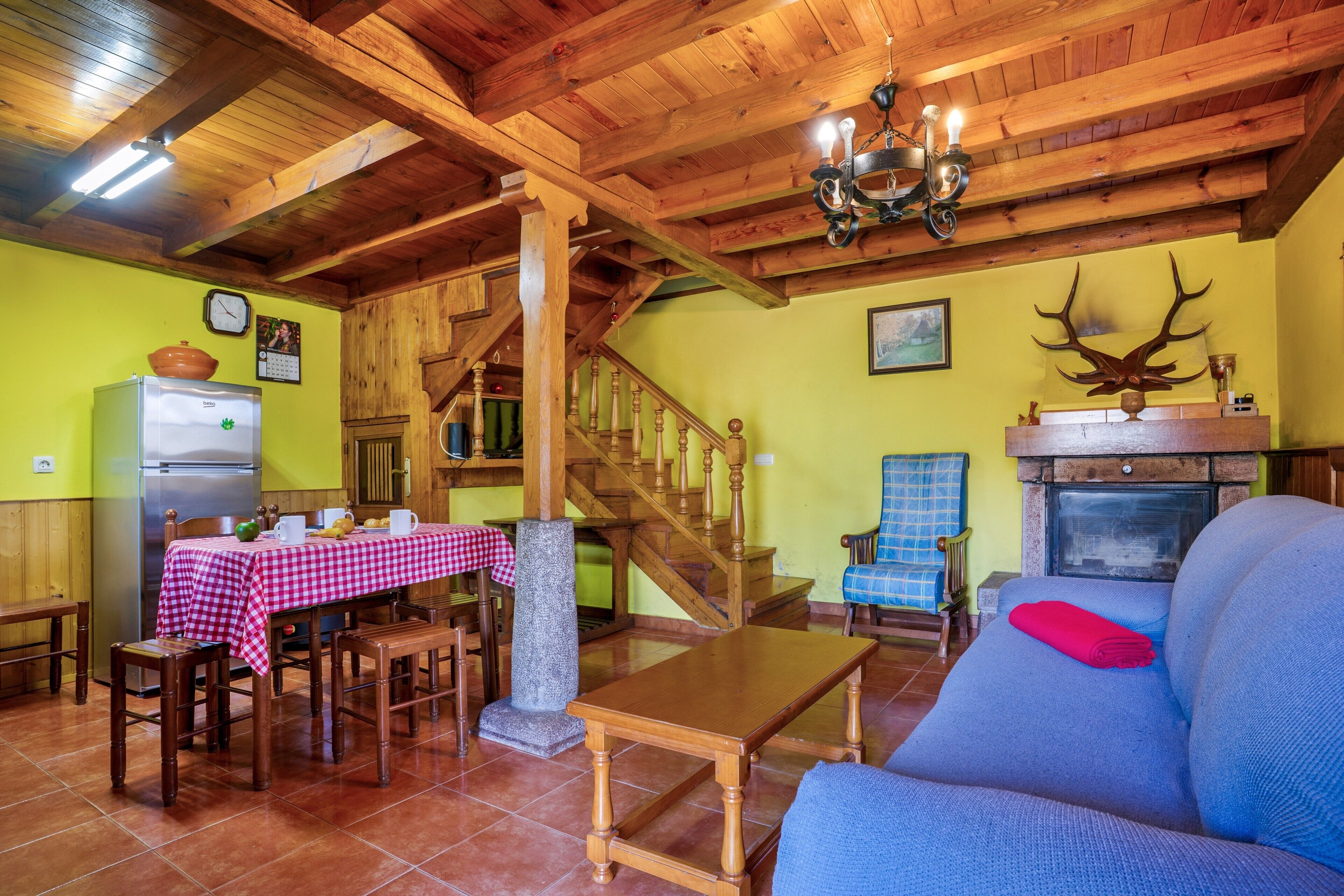 Televisión y chimenea 