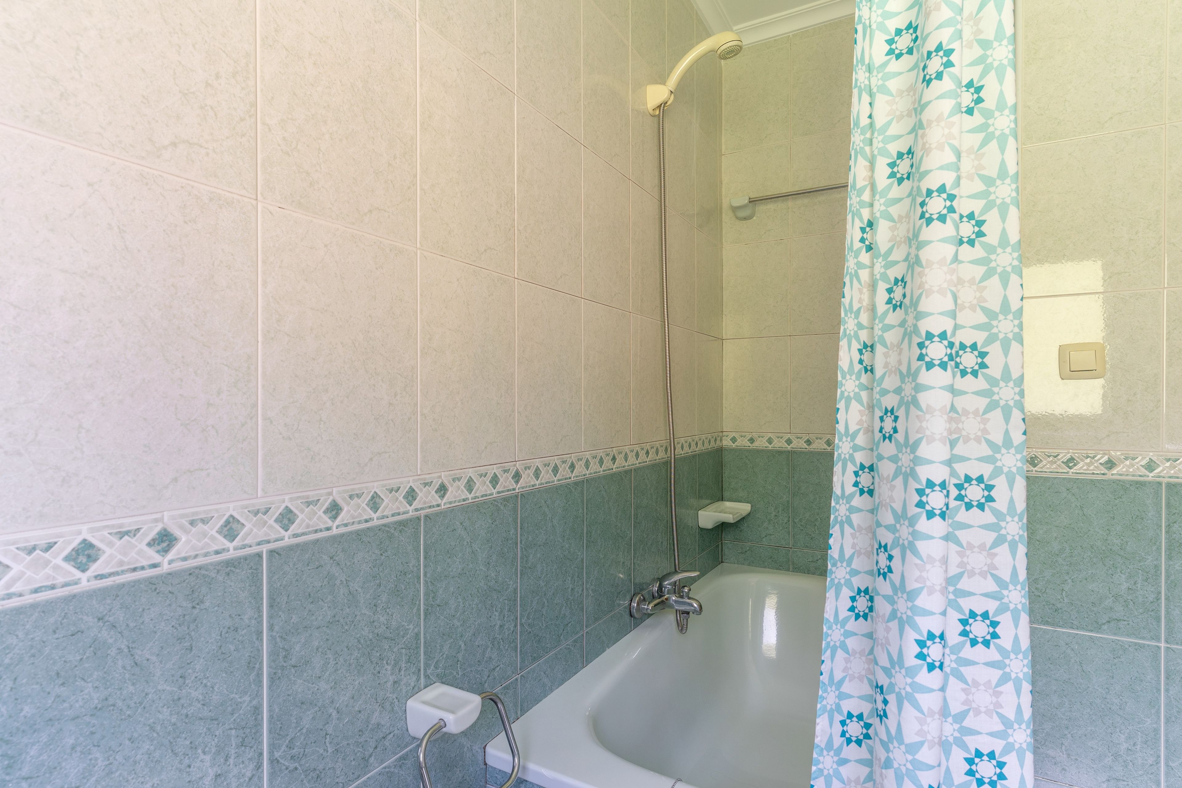 Une salle de bain avec une baignoire, une douche et des toilettes.