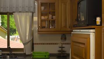 Frigorífico, microondas, horno y placa de cocina