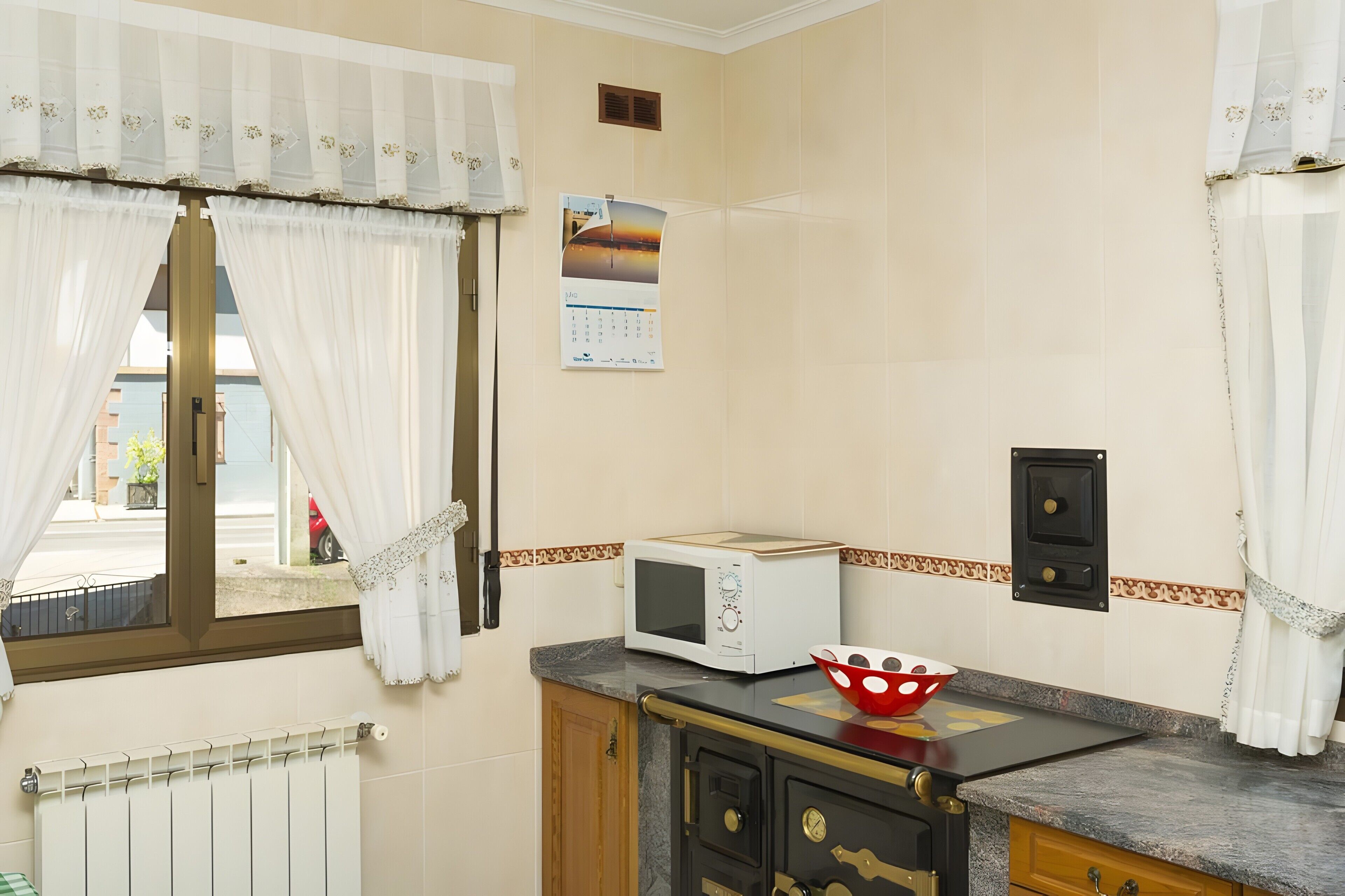 Réfrigérateur, micro-ondes, plaque de cuisson, cafetière/bouilloire