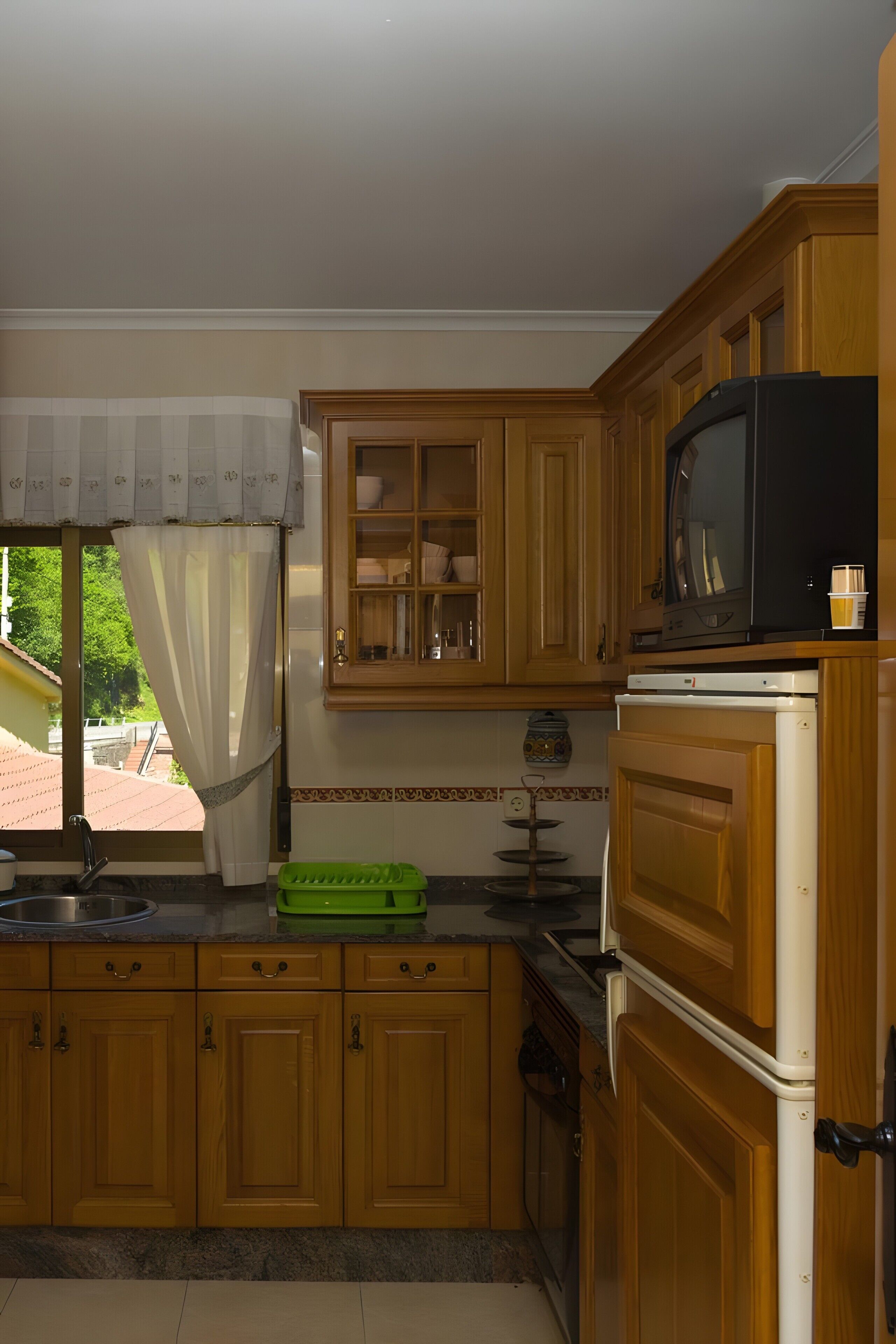 Frigorífico, microondas, placa de cocina y cafetera o tetera