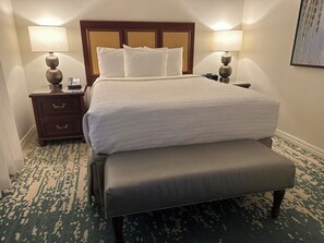A hotel room with a large bed, bedside lamps, a nightstand, and a patterned carpet. - Superb 2-bedroom condo w/ocean view at Hyatt Windward Pointe in vibrant Key West (Key West)