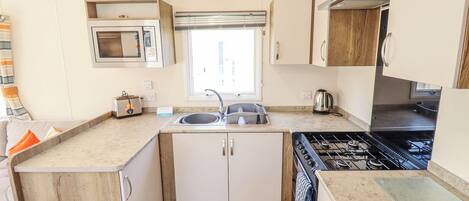 Cookware/dishes/utensils